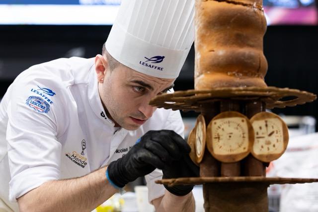 Konditora við störf